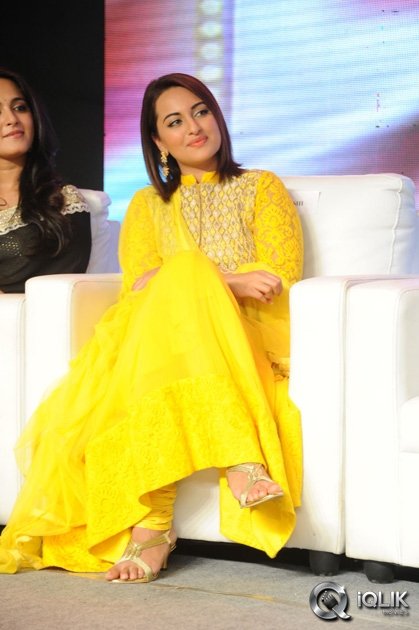 Sonakshi-Sinha-at-Lingaa-Movie-Audio-Success-Meet